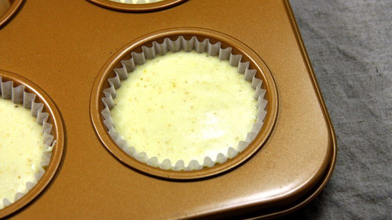 杯子羊蛋糕,将蛋糊装入裱花袋内,八分满挤到杯子内