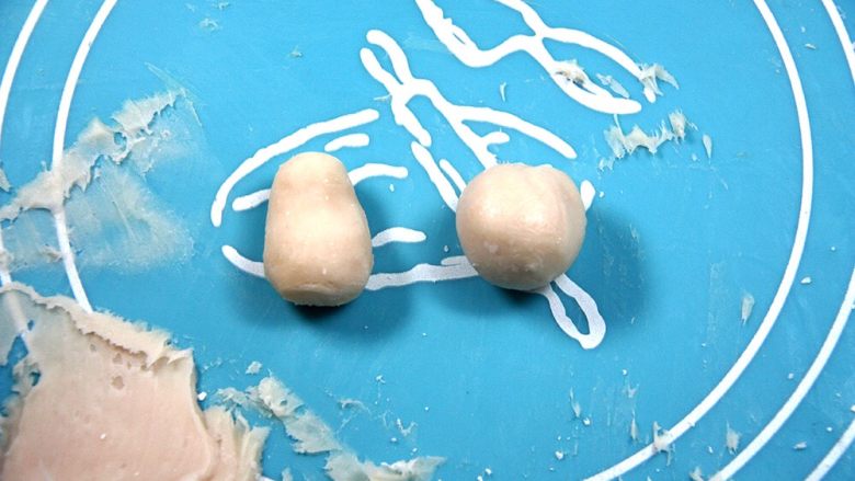 杯子羊蛋糕,将白巧翻拌成形,用棉签沾取少量玫红色素晕染白巧成淡淡的肉粉色后,双手沾取熟玉米淀粉取一部分白巧捏出形状;