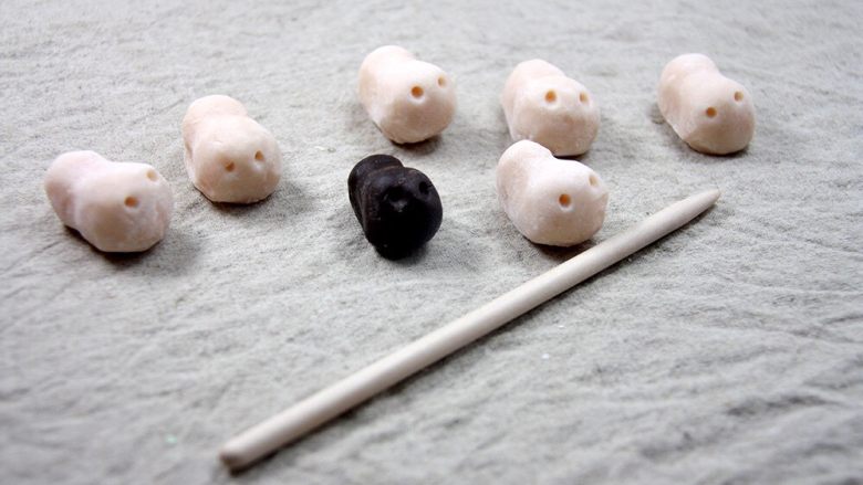 杯子羊蛋糕,用塑形笔做出小羊鼻孔;