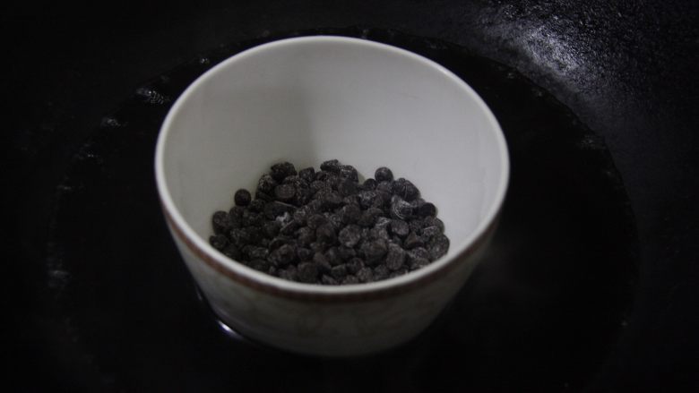 杯子羊蛋糕,同样方法隔水加热黑巧克力制作小羊头、角和耳朵;