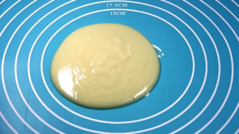 杯子羊蛋糕,将拌匀的白巧糊用刮刀反复翻拌;