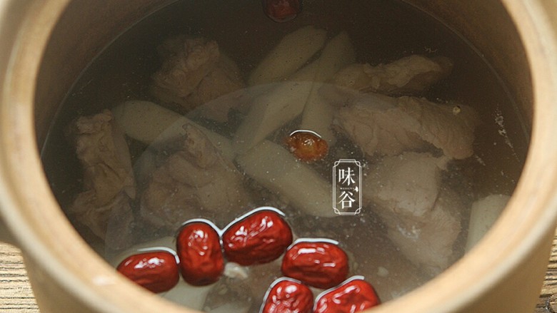 山药枸杞尾龙骨汤,加大约2L清水,盖上盖子,大火烧开后小火煲1个半小时。