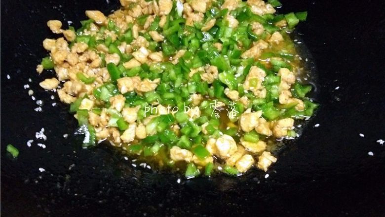 青椒鸡肉卷,放入青椒丁翻炒,出锅备用;