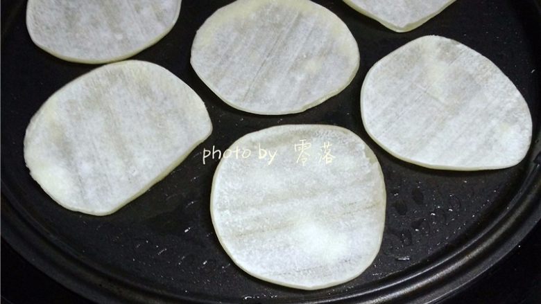 青椒鸡肉卷,放入饺子皮,启动“煎蛋/薄饼”程序;