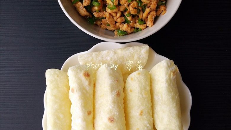 青椒鸡肉卷,定型后的饺子皮,青椒鸡肉丁都准备好啦;