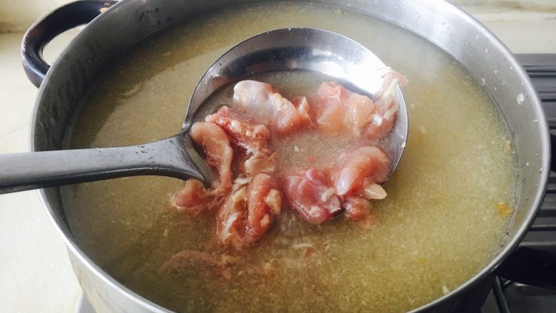 鸡腿去骨方法,我这个汤,不倒掉,每天两顿煮,有时加鸡腿,有时加猪肉,有时加鸭腿,因为我家狗狗不吃隔夜的。
