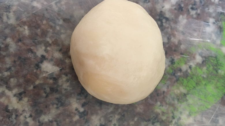 紫薯酥饼,盖上保鲜膜醒发二十分钟,这个很重要。
