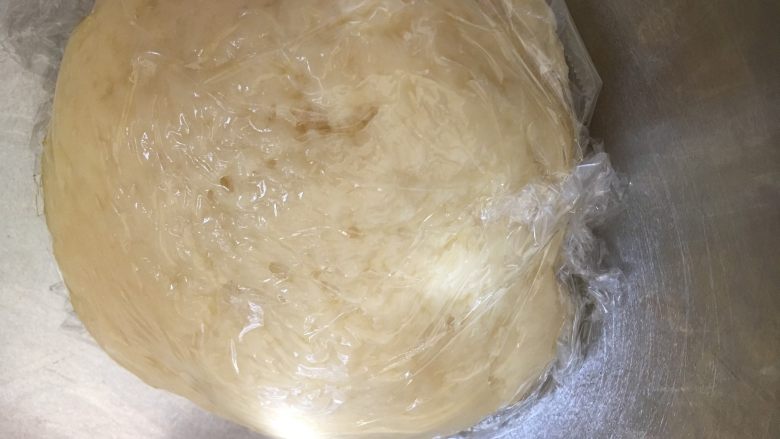 紫薯酥饼,把材料A都放在一起揉成光滑面团,盖上保鲜膜二十分钟,这叫水油皮。