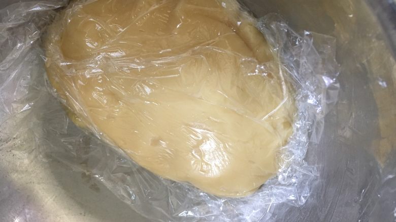 紫薯酥饼,把材料B也放在一起揉成团,盖保鲜膜二十分钟,这是油酥皮。