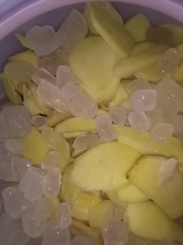 泡姜,找个玻璃瓶洗干净，装入姜片，一层姜片一把糖，装好，压实。倒入<a style='color:red;display:inline-block;' href='/shicai/ 715'>白醋</a>半瓶，密封。静等发酵好。以姜不辣为宜。