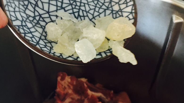 糖醋小排,倒入冰糖,这里没有50克,还要加。