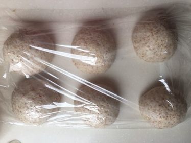 超柔软全麦吐司,将发酵好的面团排气,分割成三份后滚圆,松弛20分钟。(我这里是做了两条吐司的量)