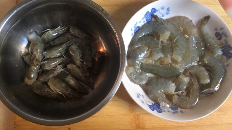 一虾两吃,将虾头摘除,与虾身分开装盘备用。