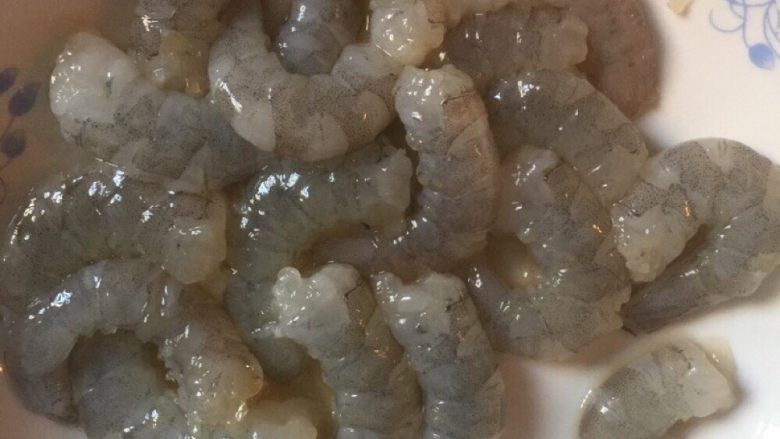 一虾两吃,挑好虾线,剥好虾壳的虾肉装盘备用。