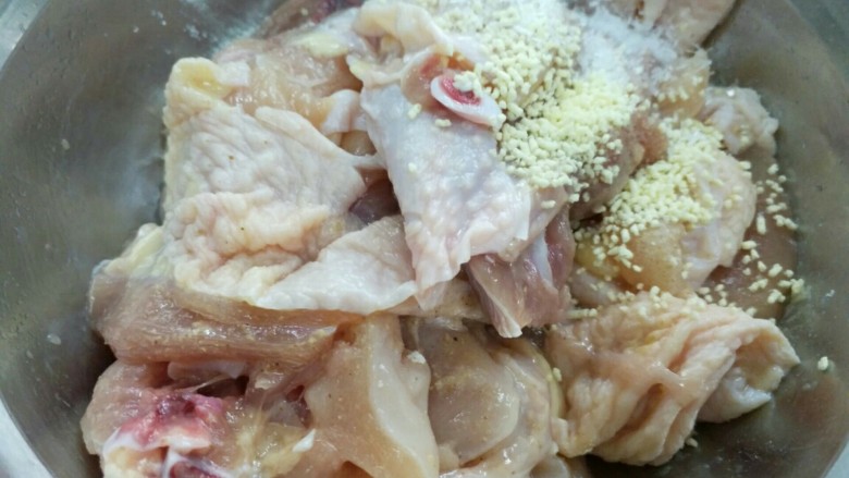 沙姜生煎鸡,鸡肉切块用盐味生粉油腌制
