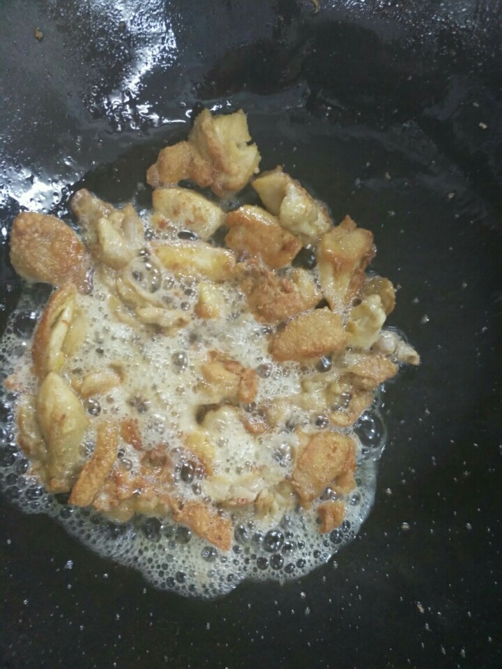 沙姜生煎鸡,用不沾锅鸡皮向下煎制金黄色到鸡肉成熟到出多余油再放入切好的沙姜葱姜蒜小葱炒香加煎好的鸡肉,最后淋美极鲜酱油翻炒即可