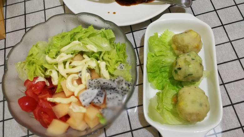 黑椒牛排,牛肉提前拍松,然后加入<a style='color:red;display:inline-block;' href='/shicai/ 134333'>黑胡椒</a>、迷迭香、白胡椒和少量海盐,充分按摩片刻。放入冰箱保鲜层,放置1小时左右。
