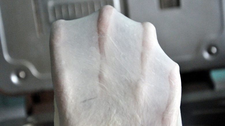 蔓越莓吐司布丁,选择揉面程序10分钟面团揉至完全阶段,拉出手套膜。