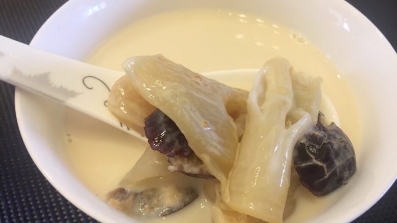 牛奶红枣炖花胶（鱼胶）
