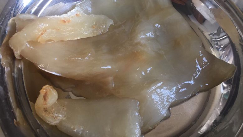 牛奶红枣炖花胶(鱼胶),鱼胶提前一晚泡发,第二天早上洗干净锅里加几片<a style='color:red;display:inline-block;' href='/shicai/ 37'>姜</a>煮开,关火过冷水后剪成小片。放入炖盅,加入牛奶,冰糖红枣。电饭锅加适量水放入炖盅按煮饭键就OK啦。
