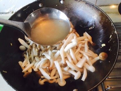菌菇炒蛋,因为烧了腌笃鲜,所以舀了一勺。煮五分钟。