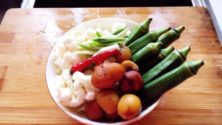 蔬菜大杂烩,栗子我是煮熟备用的,沸水煮10分钟即可。花菜掰小颗,小米椒洗净备用,蒜苗切斜段备用,秋葵洗净切小段备用。