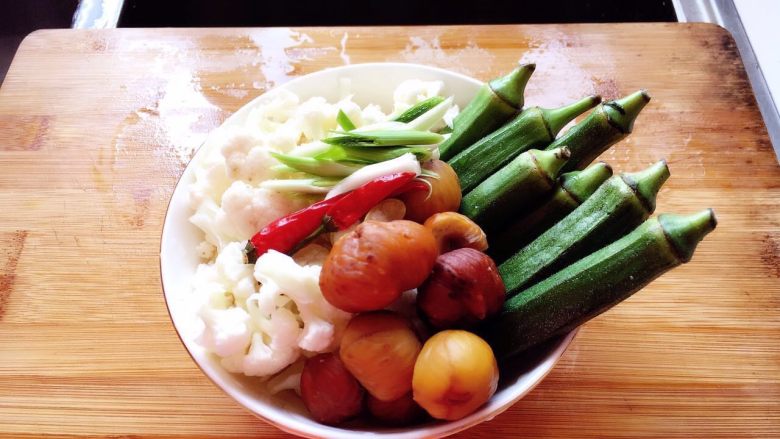 蔬菜大杂烩,栗子我是煮熟备用的，沸水煮10分钟即可。花菜掰小颗，小米椒洗净备用，蒜苗切斜段备用，秋葵洗净切小段备用。