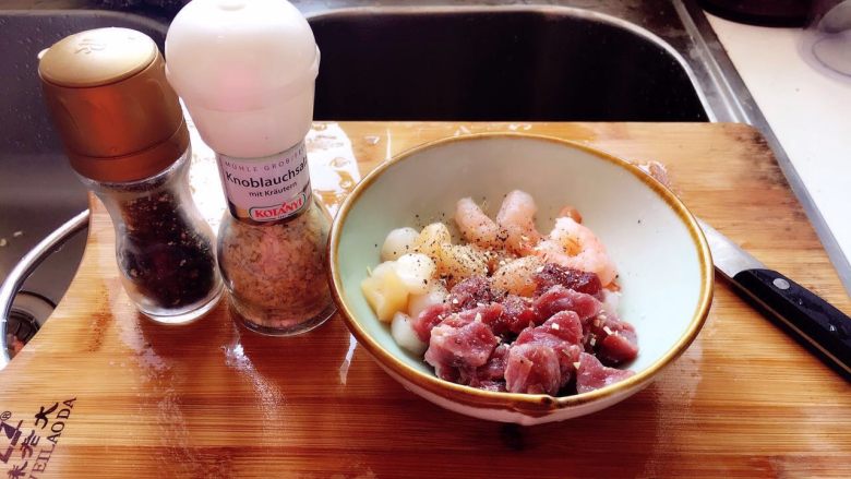 蔬菜大杂烩,将肉类用黑胡椒和蒜盐,加少许白葡萄酒(料酒也可以)腌渍10分钟备用。