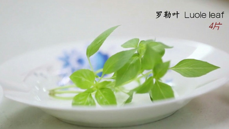 西式番茄酱,<a style='color:red;display:inline-block;' href='/shicai/ 746'>罗勒叶</a>洗净切碎。