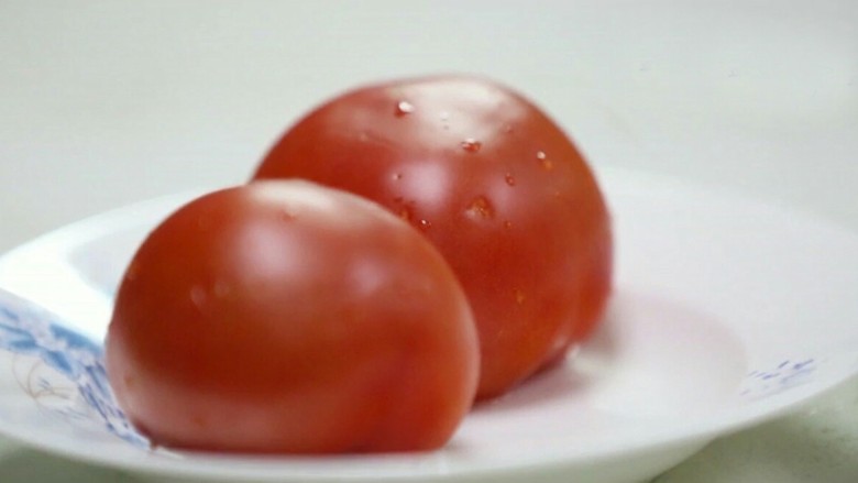 西式番茄酱,西红柿，<a style='color:red;display:inline-block;' href='/shicai/ 29'>洋葱</a>洗净切块。