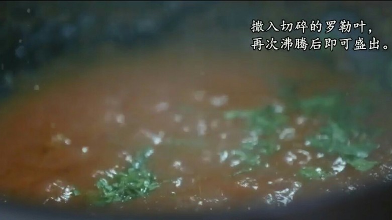 西式番茄酱,待番茄汁变成深红色时加入罗勒叶、<a style='color:red;display:inline-block;' href='/shicai/ 887'>黄油</a>、盐和适量的<a style='color:red;display:inline-block;' href='/shicai/ 720'>胡椒粉</a>。