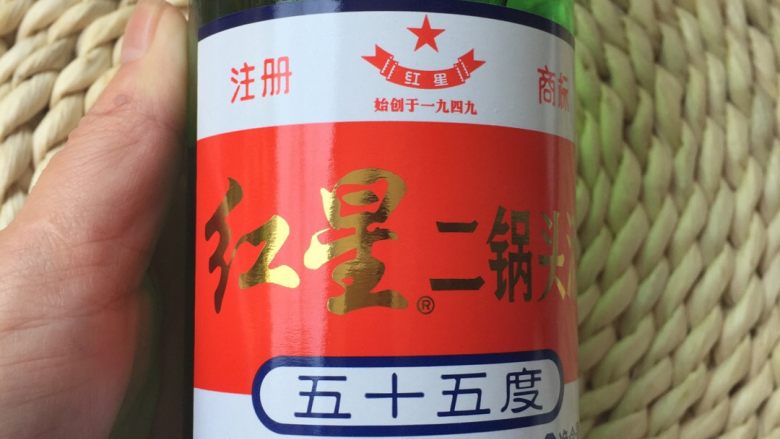 自制咸鸭蛋,准备一瓶高度<a style='color:red;display:inline-block;' href='/shicai/ 900'>白酒</a>,二锅头最合适