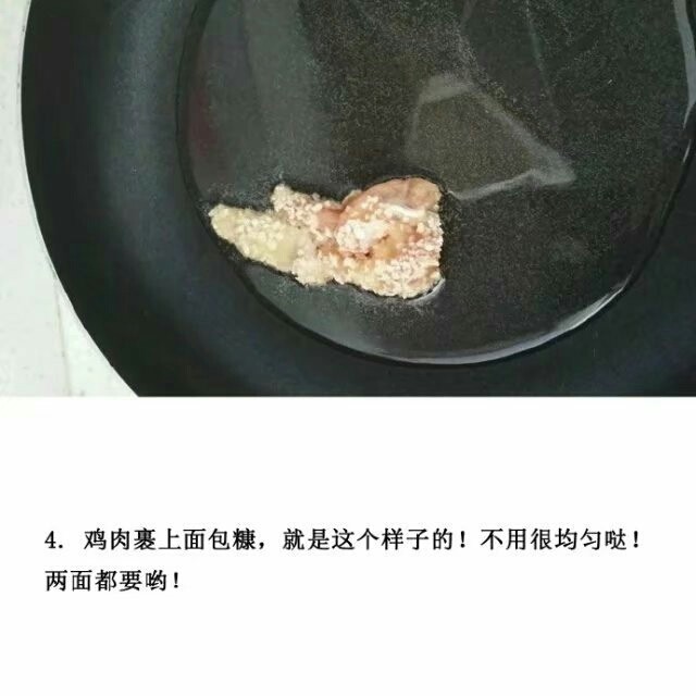 蒜香炸鸡块。,鸡肉两面裹上面包糠，不用太均匀。