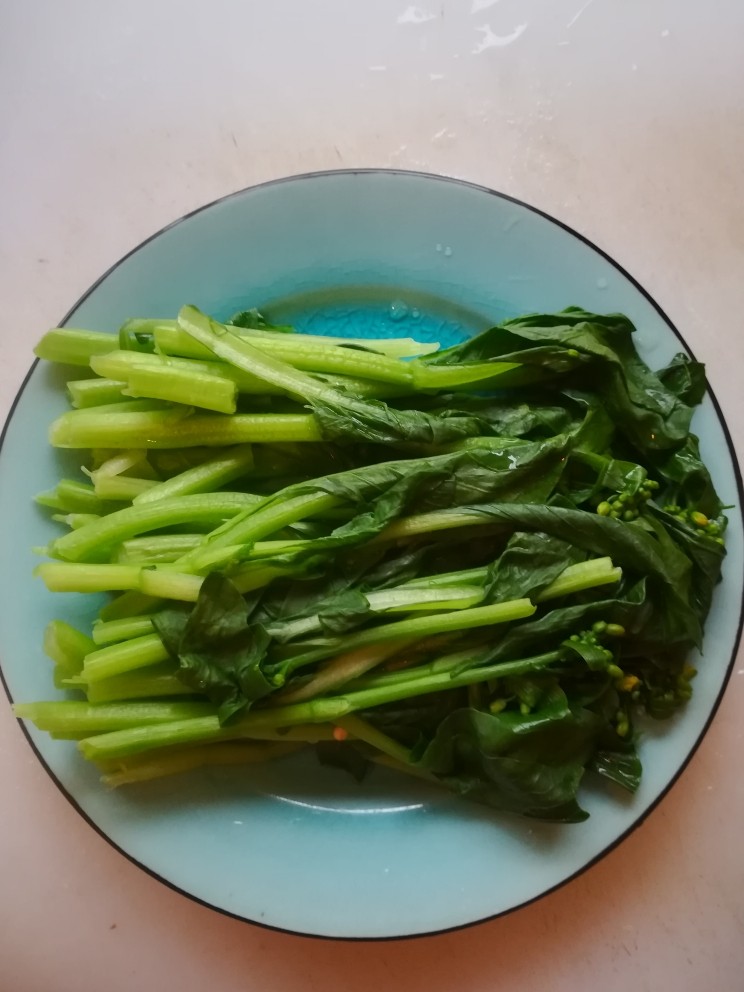 烫菜心,放在盘子