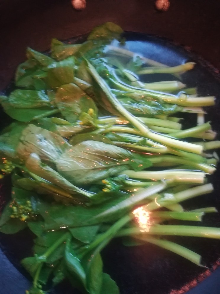 烫菜心,锅里加水  水涨后  把<a style='color:red;display:inline-block;' href='/shicai/ 3239'>菜心</a>烫熟起锅放在盘子待用