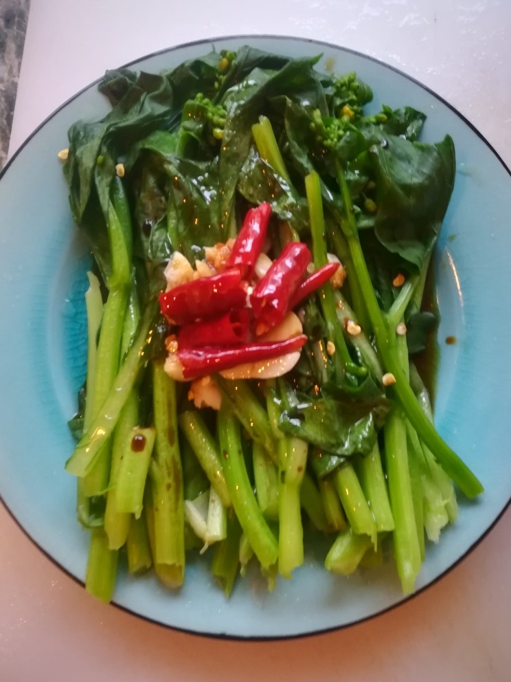 烫菜心,锅里放油烧热  搅在菜心上😘