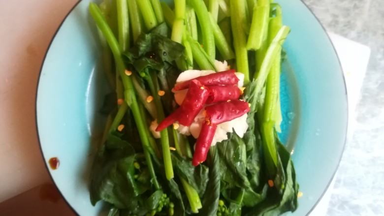 烫菜心,加<a style='color:red;display:inline-block;' href='/shicai/ 2794'>大蒜</a><a style='color:red;display:inline-block;' href='/shicai/ 86474'>干辣椒</a>