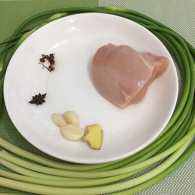 凉拌鸡肉蒜苔丝,准备食材
