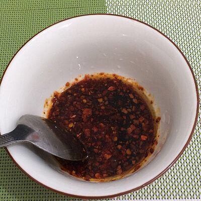 凉拌鸡肉蒜苔丝,拿个碗放入<a style='color:red;display:inline-block;' href='/shicai/ 852'>辣椒油</a>、<a style='color:red;display:inline-block;' href='/shicai/ 847'>香油</a>和<a style='color:red;display:inline-block;' href='/shicai/ 788'>生抽</a>调均