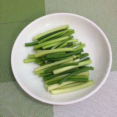 凉拌鸡肉蒜苔丝,<a style='color:red;display:inline-block;' href='/shicai/ 146'>蒜苔</a>洗干净,切成小段