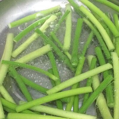 凉拌鸡肉蒜苔丝,汤锅里加入适量的水,和少许盐和盐烧开,将蒜苔放入焯熟