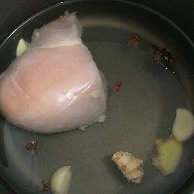 凉拌鸡肉蒜苔丝,在加入没过鸡胸肉的水加热,直至鸡肉熟透为止