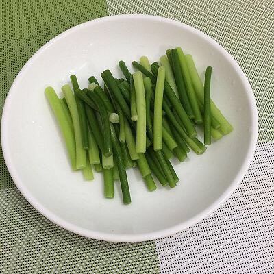 凉拌鸡肉蒜苔丝,捞出晾凉