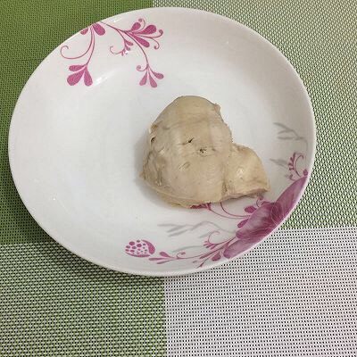 凉拌鸡肉蒜苔丝,捞出用凉开水冲洗一下上面的血末