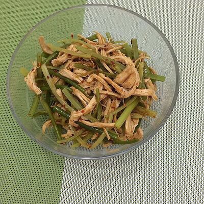 凉拌鸡肉蒜苔丝,搅拌均匀即可