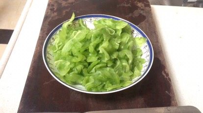苦瓜炒辣椒,腌好后放点水挤干水分,去掉大部分盐