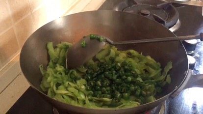 苦瓜炒辣椒,加菜籽油、豆鼓油(或豆鼓)、辣椒翻炒