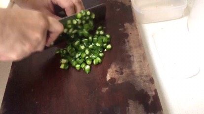 苦瓜炒辣椒,辣椒切小段