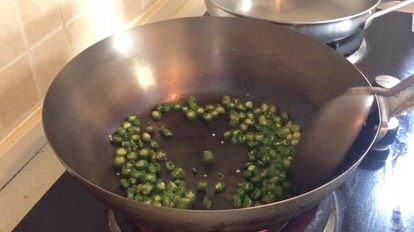 苦瓜炒辣椒,干锅烤至七成熟装盘备用