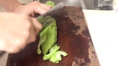 苦瓜炒辣椒,切片